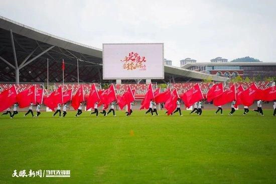 巴斯勒说道：“拜仁的后卫太少了，如果球队还有另外一两名中卫，那么于帕梅卡诺早就失去他的位置了。